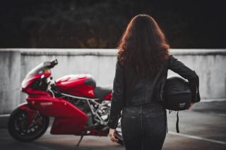Moto 125 idéale pour une femme : guide de sélection 2024