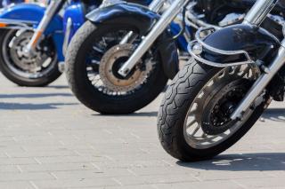 Gros plan sur la gomme usée d'un pneu de moto