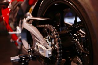 Quelle tension de chaîne moto viser, et comment la régler ?