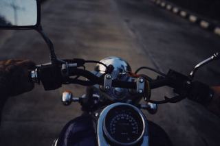 GPS moto ou smartphone : lequel choisir sur le guidon