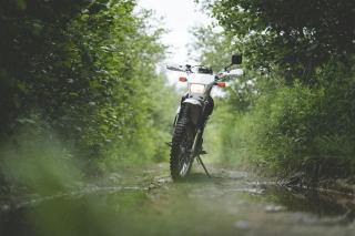 Moto dual sport : polyvalence entre route et chemins