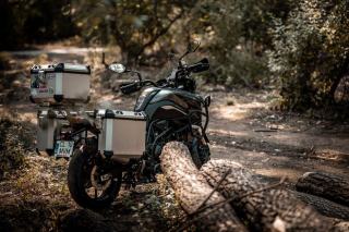 Top case moto ou sacoches, que choisir pour partir en balade
