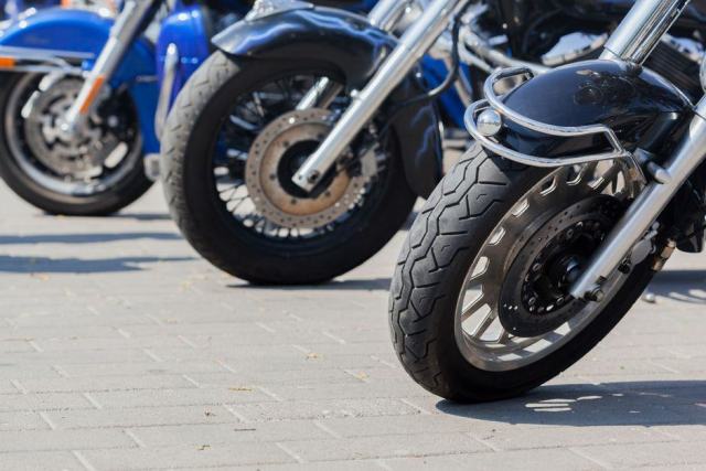 Gros plan sur la gomme usée d'un pneu de moto